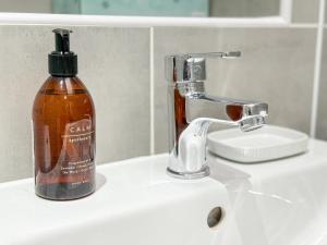 Elegant 2BR Retreat- Longbridge Shops, Rail & Hills