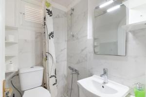 Apartamento con jardín y pequeña piscina privada para refrescarse