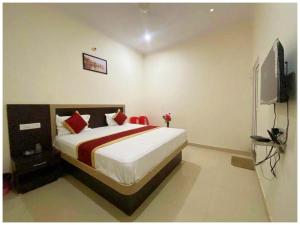 VNX - HOTEL Nath # PALACE Near Kashi Vishwanath Temple - Free Public Parking and Wifi Facilities - Air Conditioning Room