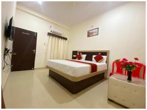 VNX - HOTEL Nath # PALACE Near Kashi Vishwanath Temple - Free Public Parking and Wifi Facilities - Air Conditioning Room