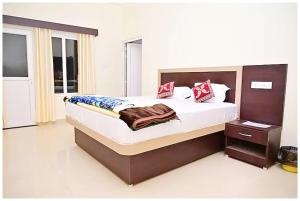 VNX - HOTEL Nath # PALACE Near Kashi Vishwanath Temple - Free Public Parking and Wifi Facilities - Air Conditioning Room