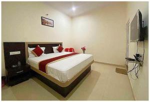 VNX - HOTEL Nath # PALACE Near Kashi Vishwanath Temple - Free Public Parking and Wifi Facilities - Air Conditioning Room