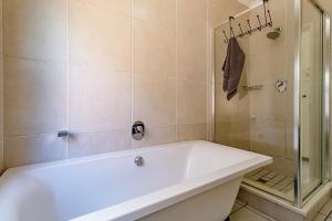 Modern 3-Bed Apartment Perfect for Family & Groups