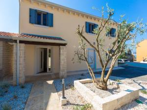 Villa in Deklici with Infinity Pool & Sea Views