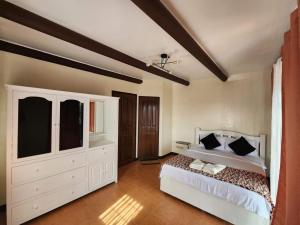 The Wood Cabin Home Tagaytay with Billiards and Minipool 10mins from Skyranch