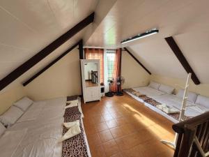 The Wood Cabin Home Tagaytay with Billiards and Minipool 10mins from Skyranch