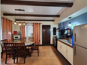 The Wood Cabin Home Tagaytay with Billiards and Minipool 10mins from Skyranch