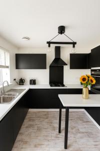 3BR Detached Home, Driveway & Large Rear Garden