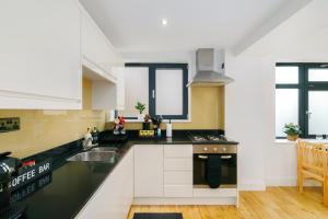Modern 2-Bedroom, 2-Bathroom Apartment with Balcony in Hoxton Sleeps 6