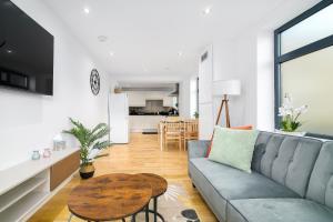 Modern 2-Bedroom, 2-Bathroom Apartment with Balcony in Hoxton Sleeps 6