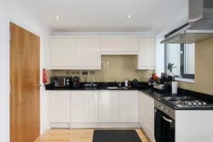 Modern 2-Bedroom, 2-Bathroom Apartment with Balcony in Hoxton Sleeps 6
