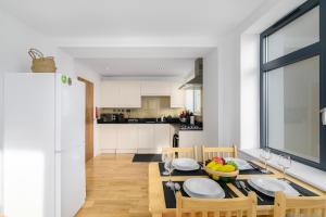 Modern 2-Bedroom, 2-Bathroom Apartment with Balcony in Hoxton Sleeps 6