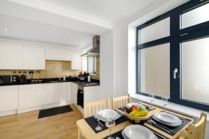Modern 2-Bedroom, 2-Bathroom Apartment with Balcony in Hoxton Sleeps 6