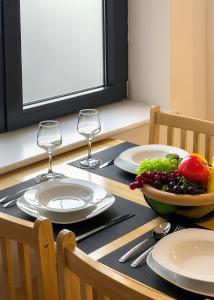 Modern 2-Bedroom, 2-Bathroom Apartment with Balcony in Hoxton Sleeps 6