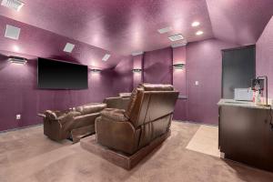 Exquisite 4 Bedroom 3000+ Sq Ft Home w Movie Theatre Arcade Billiards Sleeps 14PPL - Professionally Managed By Stay Albatross