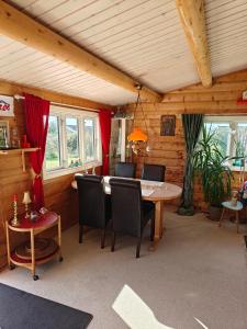 Charmerende Norsk Bjælkehytte med fibernet