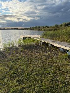 Pirtelė ant tvenkinio kranto