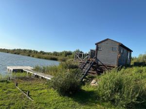 Pirtelė ant tvenkinio kranto