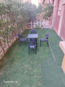 شقة ارضى بجاردن مفروشة بكومباوند بأكتوبر