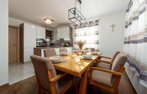 Awesome Home In Podgradina 