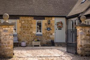 Luxury Boutique Barn Hideaway Near Bourton with Hot Tub