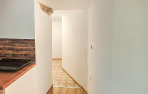 Stunning Apartment In Tkon With House Sea View