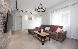 Lovely Home In Ostrvica 