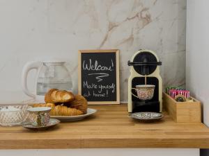 Central Studio - Bright & Modern - Private Terrace - AirCon - Near Train & Beach