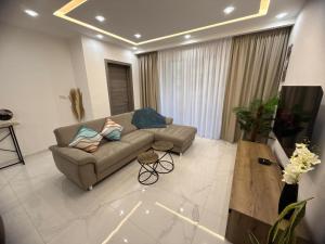 Comfortable Apartment with Private Outdoor Area, Sleeps 6, 10-Minute Walk to the Beach