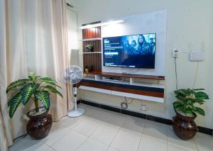 DREAMS 1BR APARTMENT 55 HD LED TV with NETFLIX