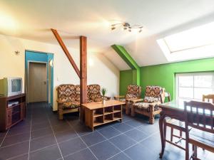 Group Escape in Mellier