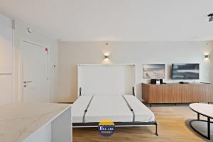 New Luxe Apartment at Sea T130