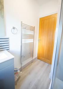 Bright & Airy 4x Bed House with Parking