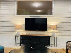 D143 Ballarat Sunny Desert Retreat 4bdrms sleeps13