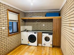 D143 Ballarat Sunny Desert Retreat 4bdrms sleeps13