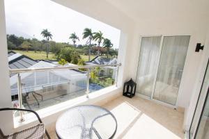 Modern 2BR Caribbean Apt -Pool & Beach Access