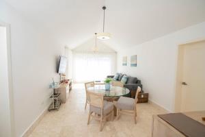 Modern 2BR Caribbean Apt -Pool & Beach Access