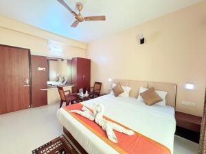 Hotel Golden Wave Near Sea Beach - Fully Air Condition withLuxury Luxuary Rooms With Attached-Balcony Free Wifi & Lift Facilities# Boutique Services - A Top Rated Hotel IN Puri