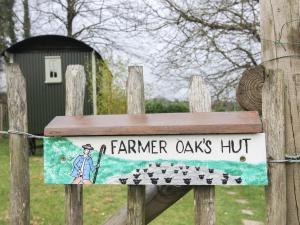 Farmer Oaks Hut