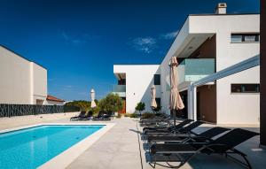 Awesome Apartment In Vrsi With Sauna