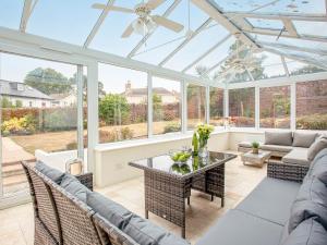 Flower Pots House - Uk39782