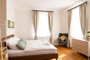 Charaktervolle 122qm Altbau-Ferienwohnung mit Stuck, viel Platz für Familien & Gruppen bis zu 8 Personen, Parkplatz inklusive