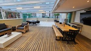 Deck com churrasqueira privativa - Piscina - Praia das Pitangueiras