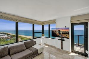 Stylish Oceanfront 2BR 1 and a half BA Condo with Resort Amenities Pools Gym Sauna 1402