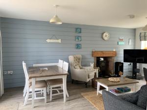 Seaview Cottage, The Bay, 2 bedrooms, 2 bathrooms, parking, patio, 2 dogs welcome