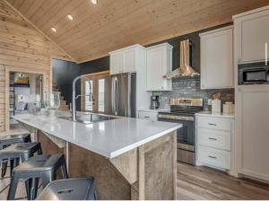 Broken Bow Getaway Hot Tub Casino Fishing Golf PacknPlay Pets