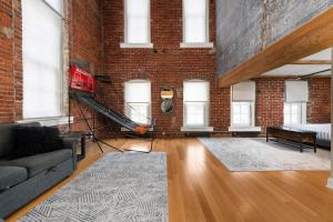 Two Story Penthouse - Walk to the Convention Ctr