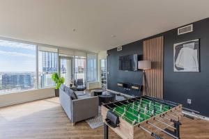 Vibrant City Stay 2BR High Rise with Pool & Gym