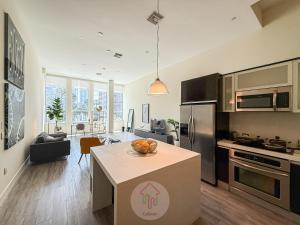 Sleek 1BR Loft in Luxury High-Rise - 103 - GL