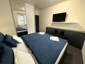 3 Bedroom Apartment, Playground, bounce mat jump ring